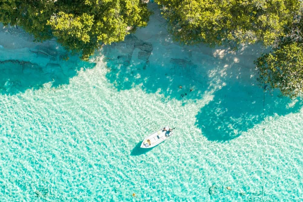 Eine Luftaufnahme eines Bootes auf der Insel Milaidhoo, einem tropischen Paradies.
