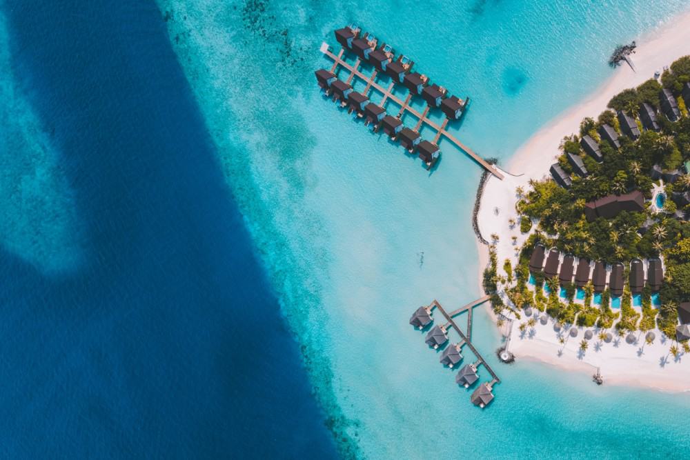 Eine Luftaufnahme des Fushifaru Resorts auf den Malediven.