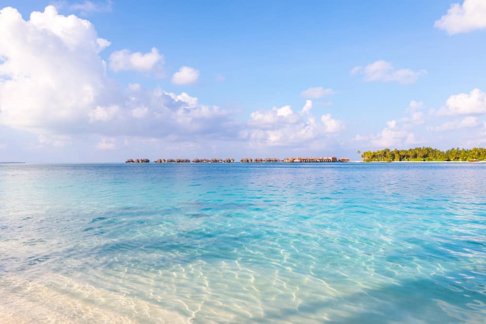 Das Conrad Maldives auf der Insel Rangali bietet mit seinem unberührten weißen Sand und dem kristallklaren blauen Wasser ein atemberaubendes Stranderlebnis.