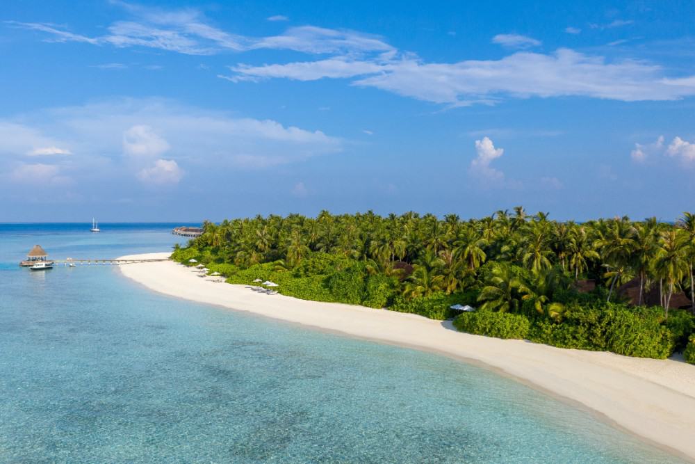 Eine Luftaufnahme von Kihavah Maldives Villas, einer Insel auf den Malediven.
