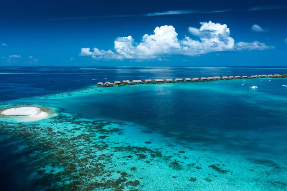 Eine Luftaufnahme von Ithaafushi, einer Insel mitten im Ozean.