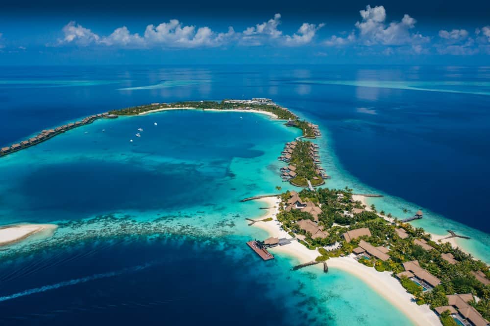 Eine Luftaufnahme der Malediven, einer Insel mitten im Ozean.