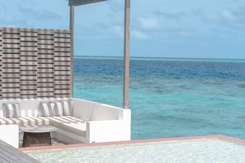 Das Ayada Resort bietet eine Holzterrasse mit Blick auf das Meer und einen Pool und bietet seinen Gästen einen faszinierenden Blick auf die Malediven.