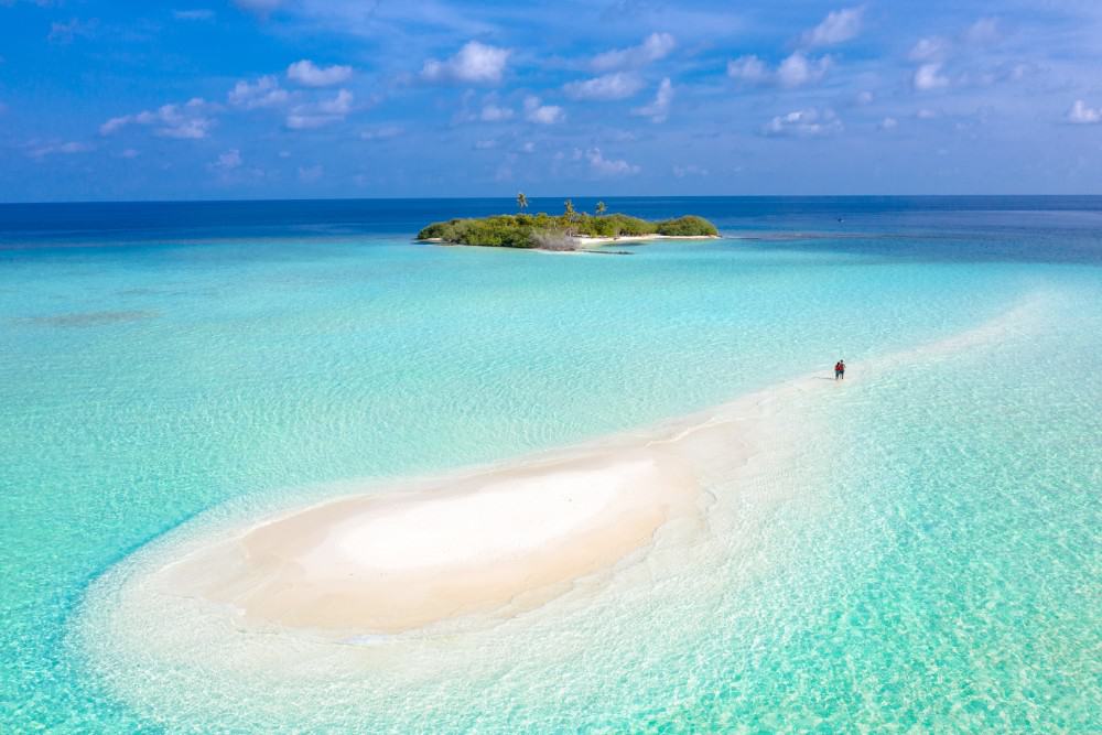 Ein Überblick über eine Insel in Mitten des Ozeans auf den Malediven.